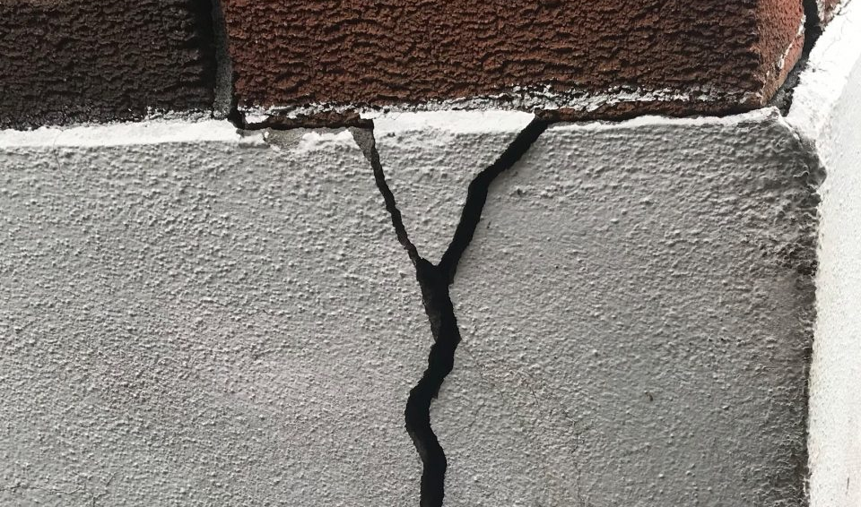 Mur de béton fissuré